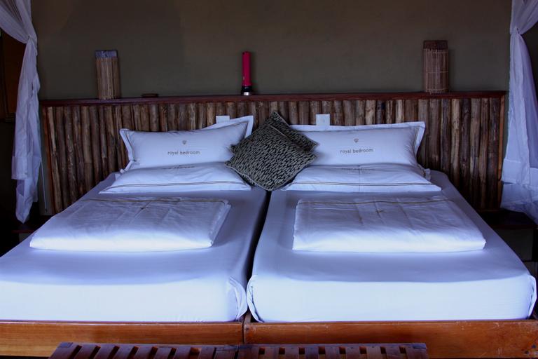 postele ze dřeva