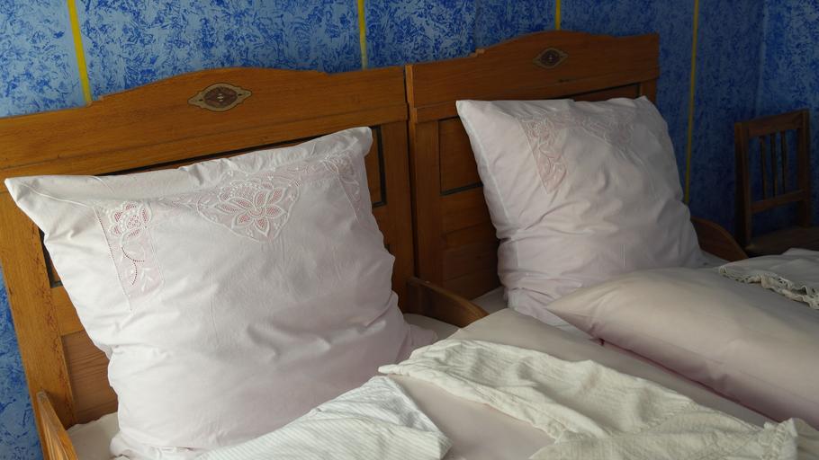 dřevěné postele
