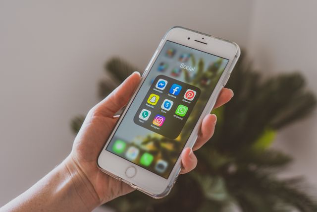 iPhone v ruce